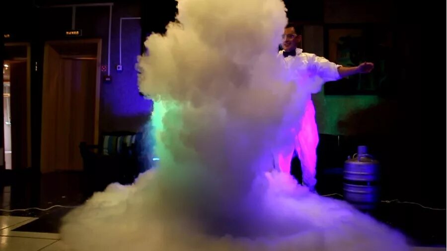 аниматор вылила азот. криошоу для детей. крио шоу с жидким азотом для детей. научное крио шоу. праздник детский с азот шоу.
