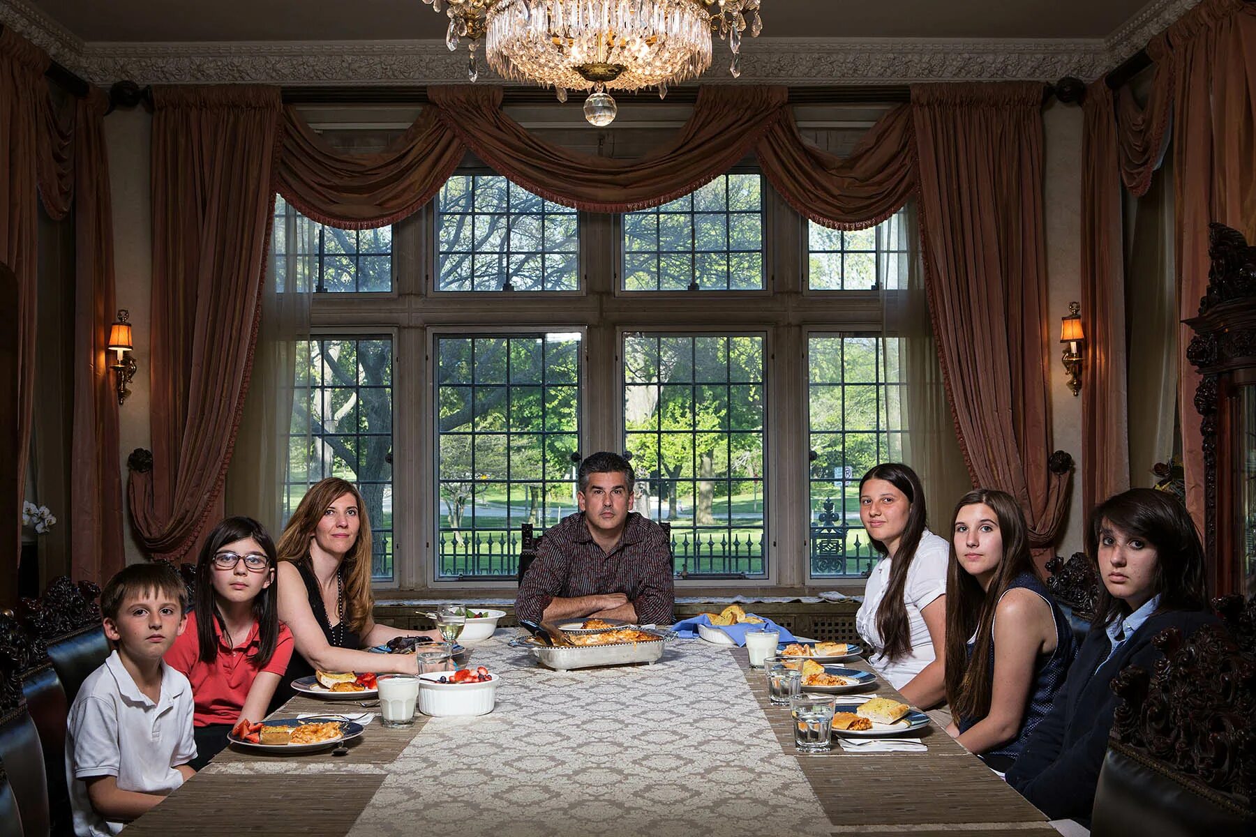 Где дом друга. Богатая семья за столом. Американская семья за столом. Ужин в американской семье. Семья за большим столом в доме.