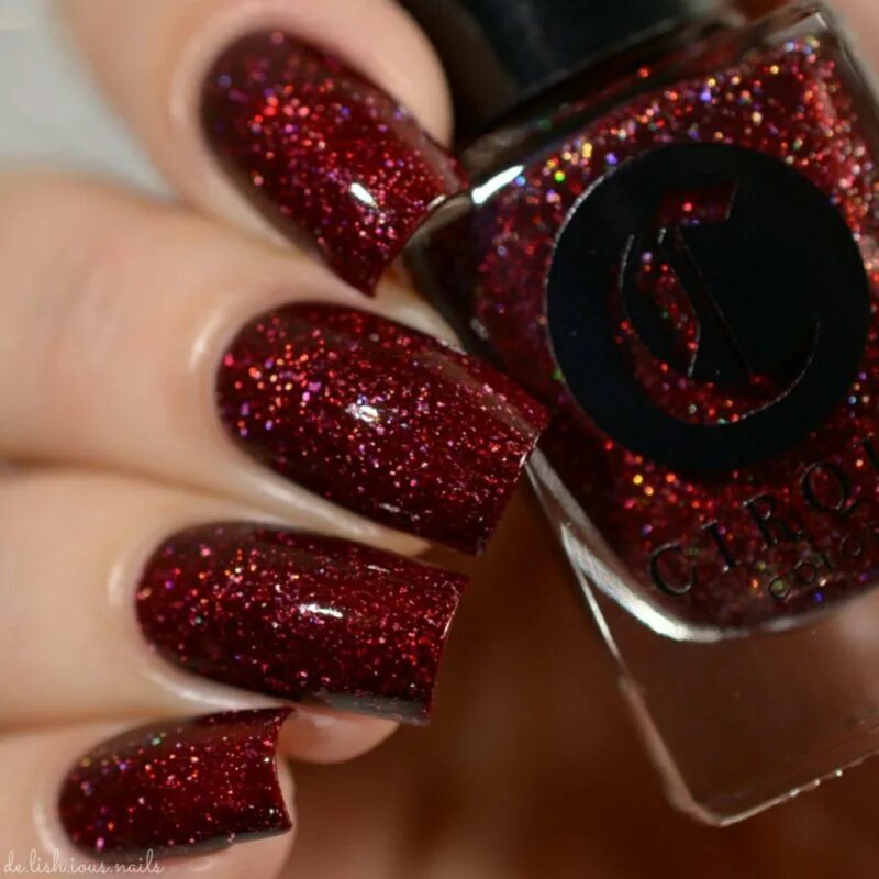 маникюр с узорами и блестками. красный маникюр с блестками. красные блестящие ногти. красный лак для ногтей с блестками. красный матовый маникюр с блестками.