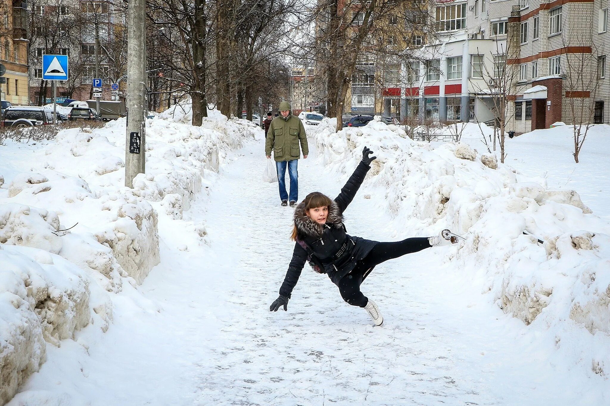 На улице была сильная. Гололед. Скользко на улице. Снегопад в городе. Гололед в городе.