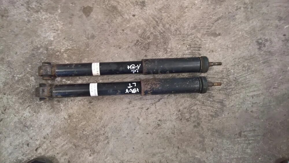 Задние амортизаторы honda hr-v. Задние амортизаторы хонда фит 2002. 52611-f4030. Задние амортизаторы хонда фит 2002. Амортизаторы honda hr-v.