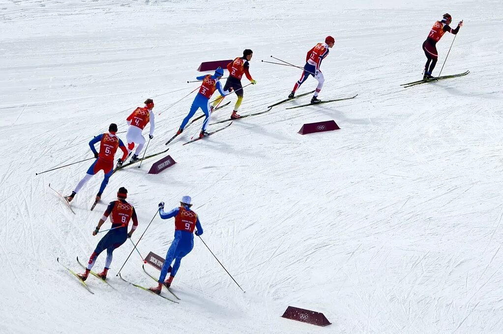 Лыжный спорт в олимпийском движении. Лыжные гонки спуск. Лыжные гонки поворот. Лыжник вид сверху. Лыжные гонки сверху.