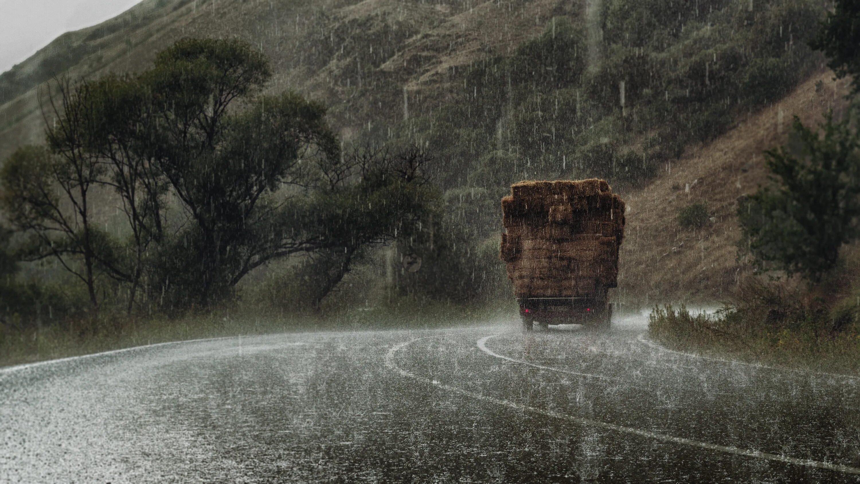Дождь в дорогу примета. Дорога дождь. Ливень на дороге. Дождливая дорога в горах. Дорога под дождем.