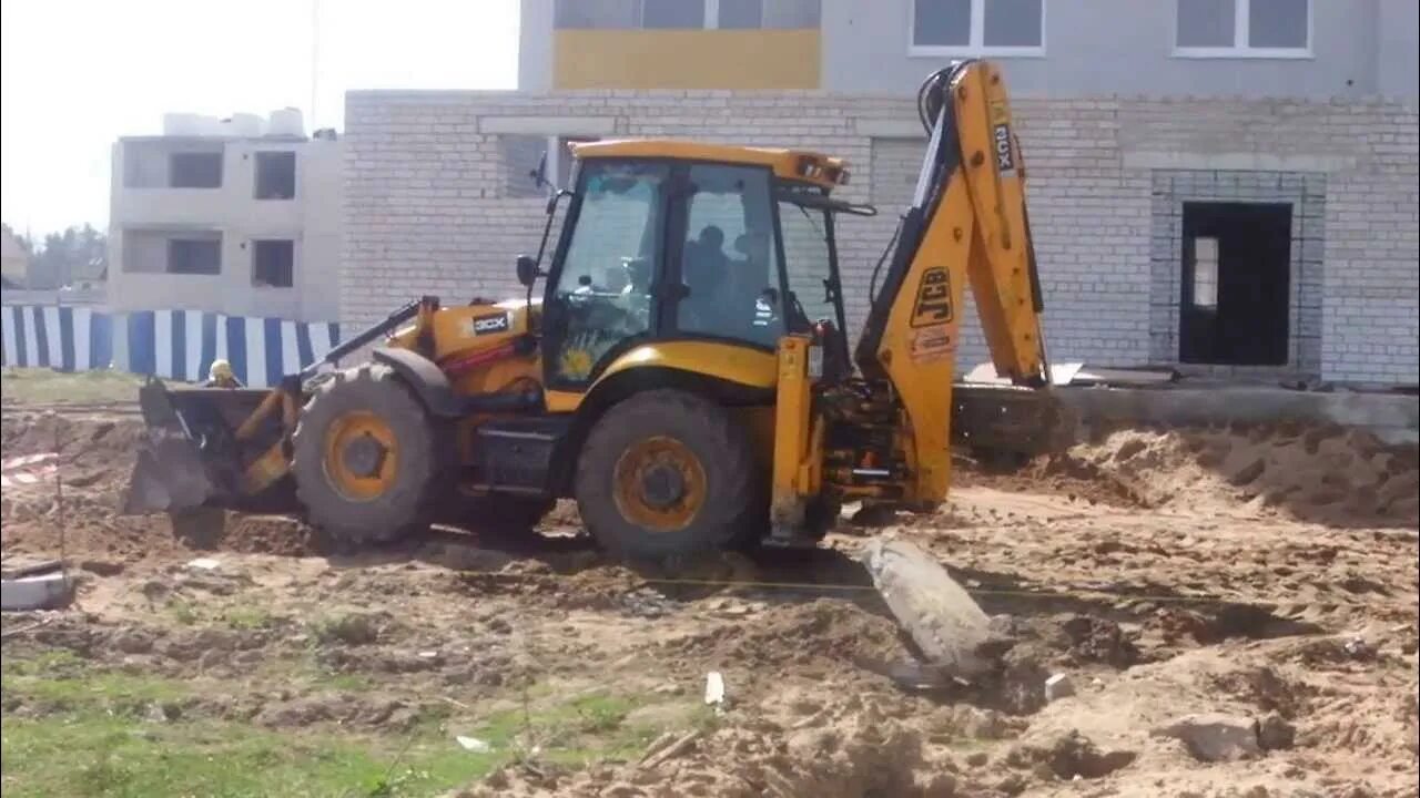 Как работать на экскаваторе погрузчике. JCB 3cx super 2004. Экскаватор JCB 3cx копает котлован. Экскаватор-погрузчик JCB 4cx планировка. JCB 3cx планировка.