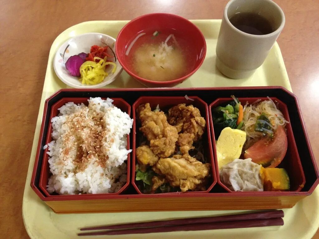 Обед в 16 часов. Обед в японской школе. Обед в школе. Школьный обед в Японии. Обед японского школьника.