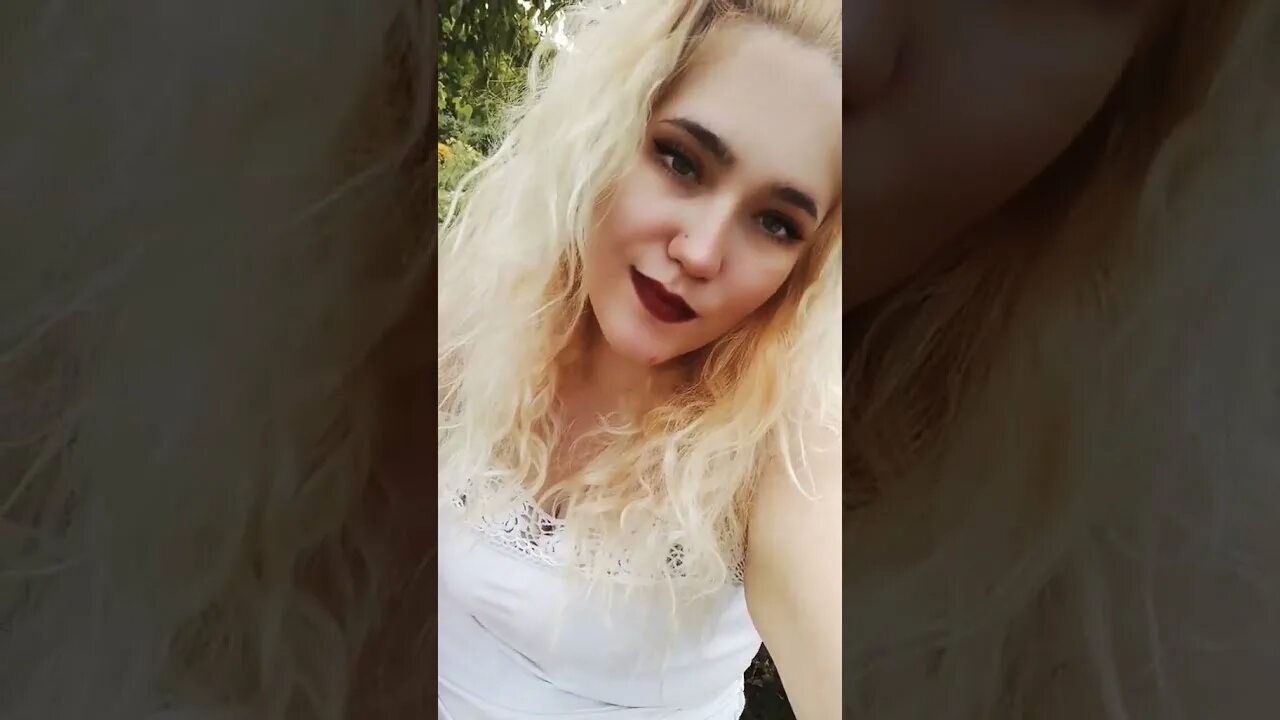 А девчонка со двора и дочка. А я девчонка со двора и дочка.