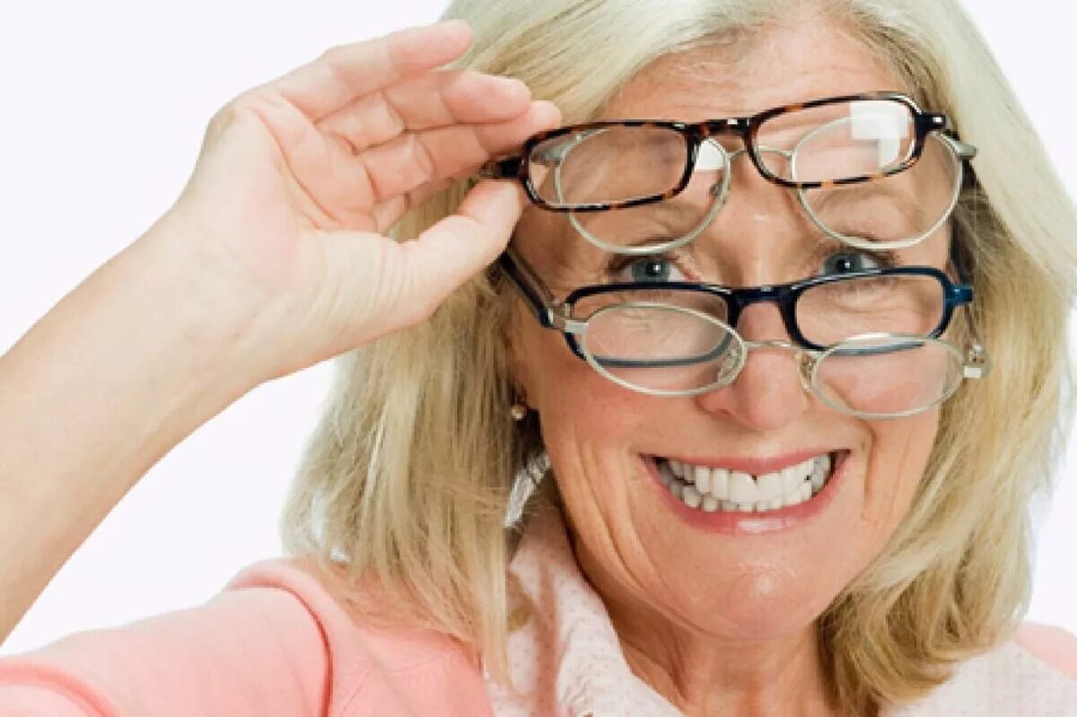 Нарушения после 40. Бабушка в очках. Женщина в возрасте в очках. Пресбиопия. Очки для пожилых.