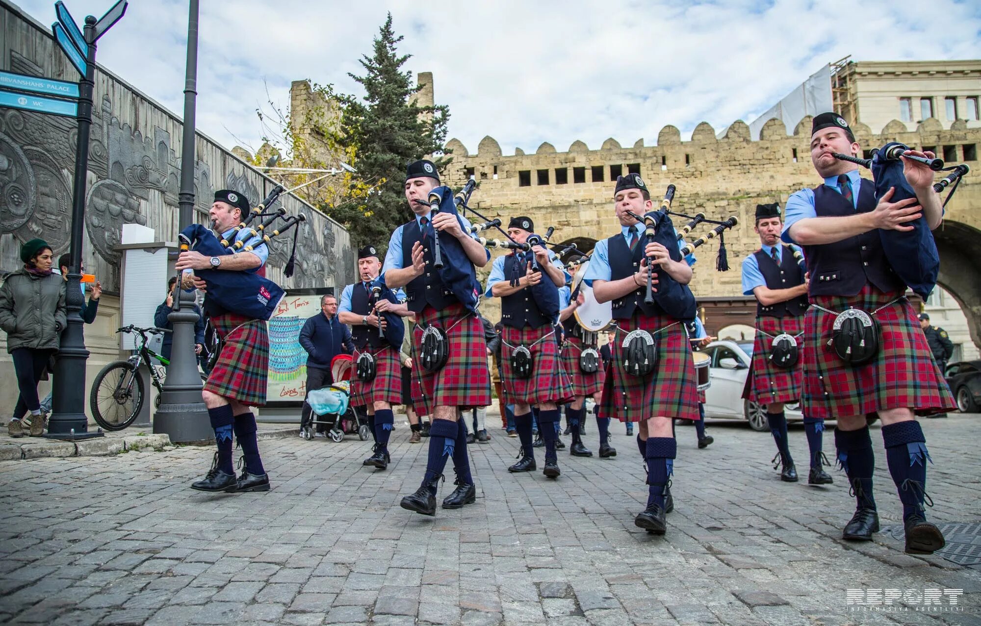 People live in scotland. День Святого Андрея (Saint Andrew’s Day) — Шотландия. St. Andrew's Day в Великобритании. 30 Ноября день Святого Андрея (Saint Andrew’s Day) — Шотландия. День Святого Андрея праздник в Шотландии.