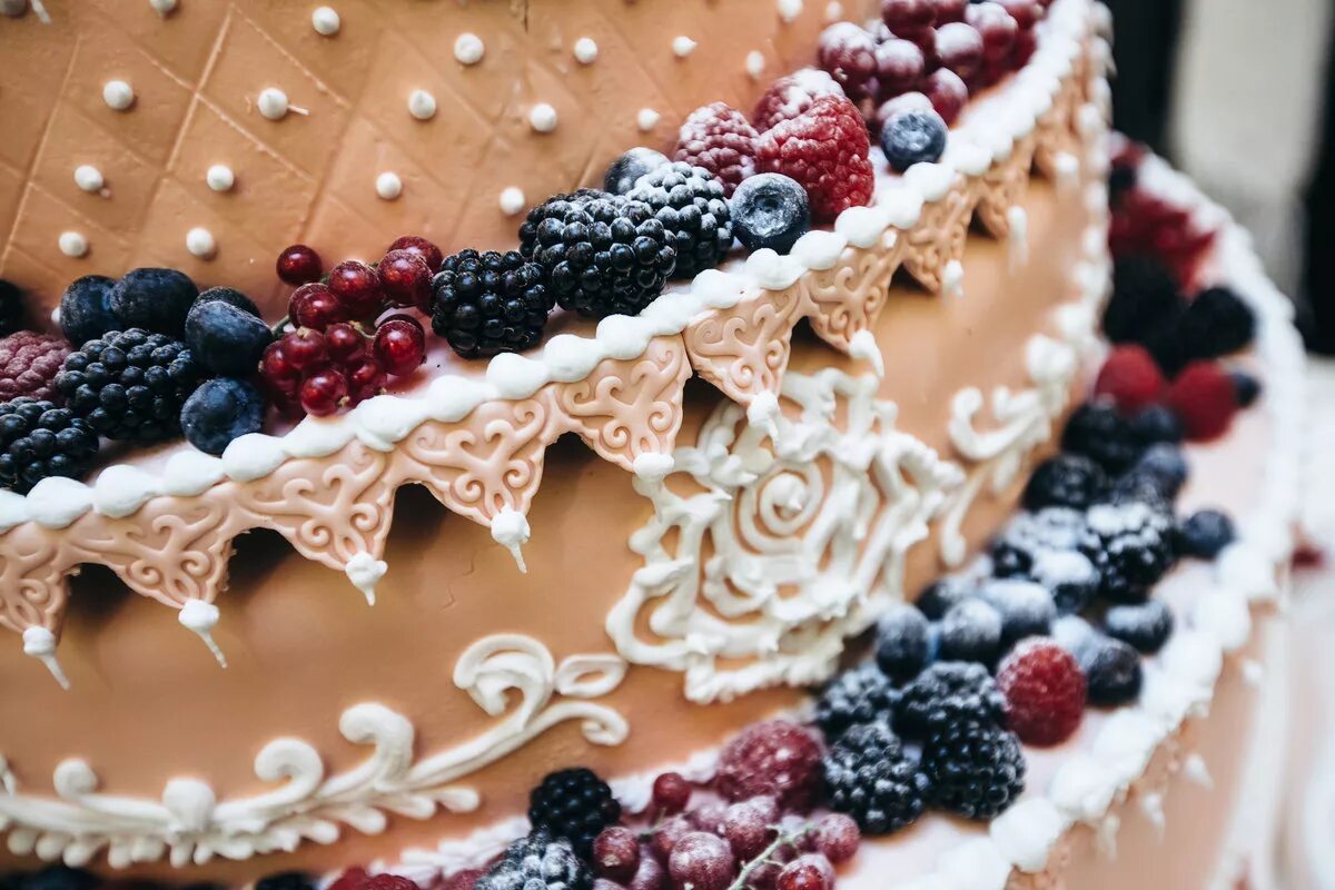 Над воротами занялась красивее торты. Красивые торты. Очень красивые тортики. Очень красивые торты. Праздничный торт красиво.