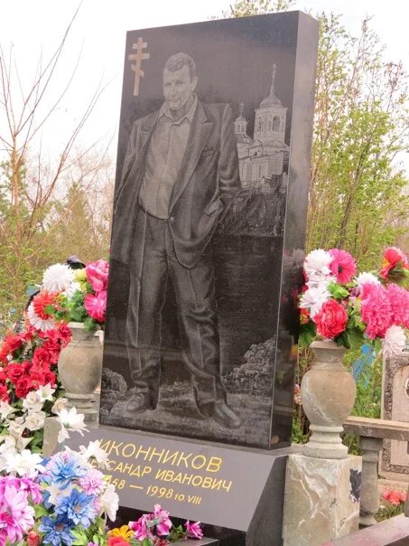 Памятник сергею кузнецову в оренбурге на могиле. Кладбище степное оренбург. бабнищев оренбург памятник. николо-архангельское кладбище могилы бандитов. щербинское кладбище могилы бандитов.