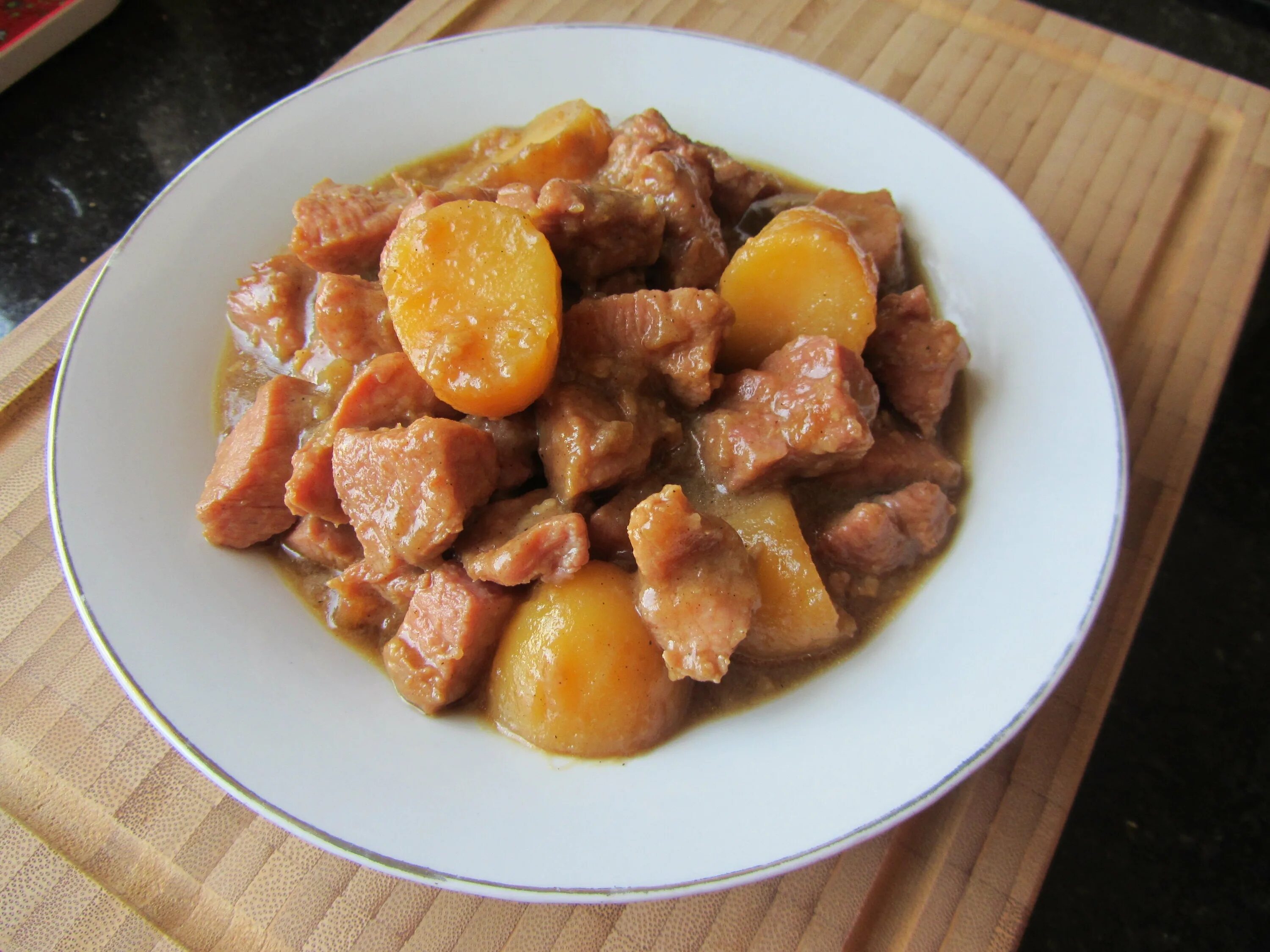 Картофель тушеный с мясом рецепт свининой. Картошка с мясом. свинина с картофелем. картофель тушеный с мясом. картофель тушеный со свининой.