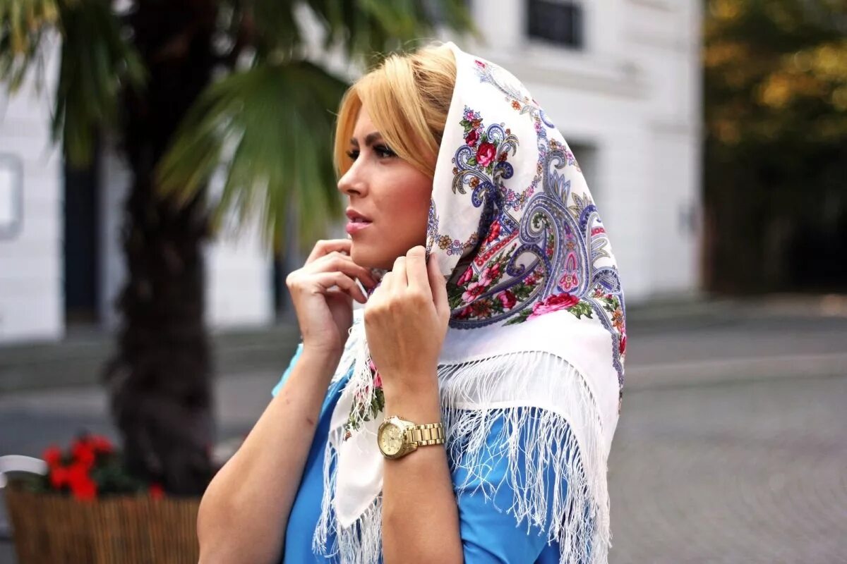 Зачем носят платок. Сибирская красавица платок Павлопосадский. Платок женский на голову. Модные платки на голову.