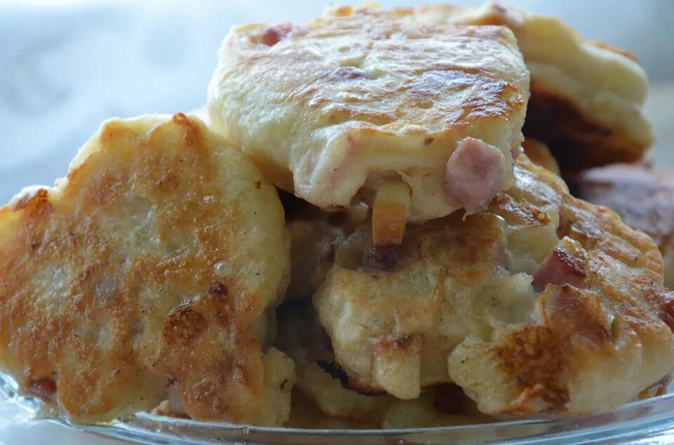 сырная колбаса. сыр копченая колбаса. что можно приготовить из копченого сыра колбасного. старый копченый сыр. кармашек для копченого сыра.