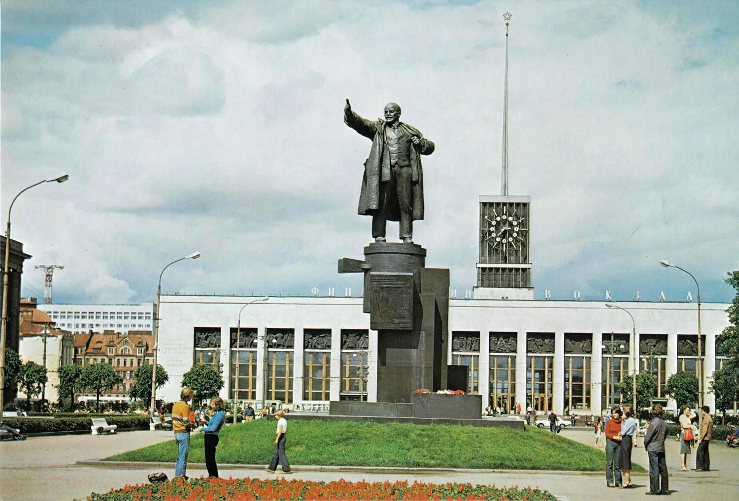 Пл ленина спб. Памятник Ленину у Финляндского вокзала. Памятник Ленину в Санкт-Петербурге у Финляндского вокзала. Памятник Ленину в Ленинграде у Финляндского вокзала. Площадь Ленина Финляндский вокзал памятник Ленину.