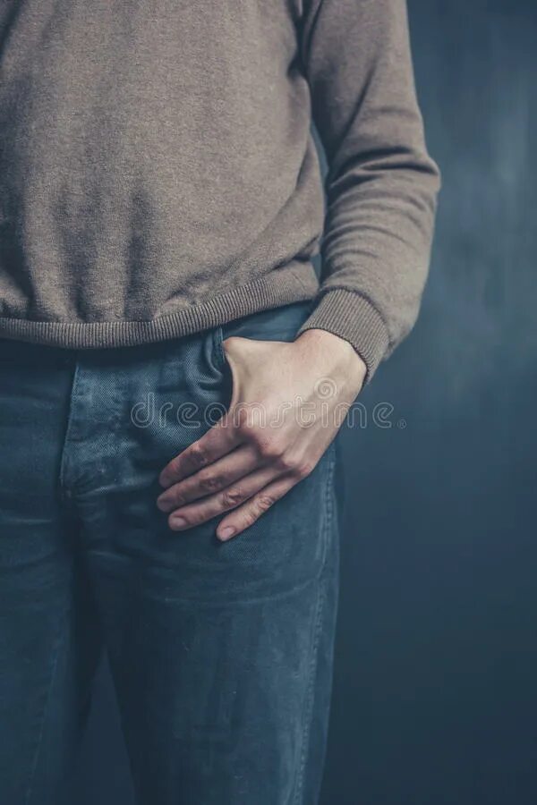 Пиджак референс. Рука в кармане джинс референс. Парень руки в карманах референс. Позы для рисования в капюшоне. Кавех референс.