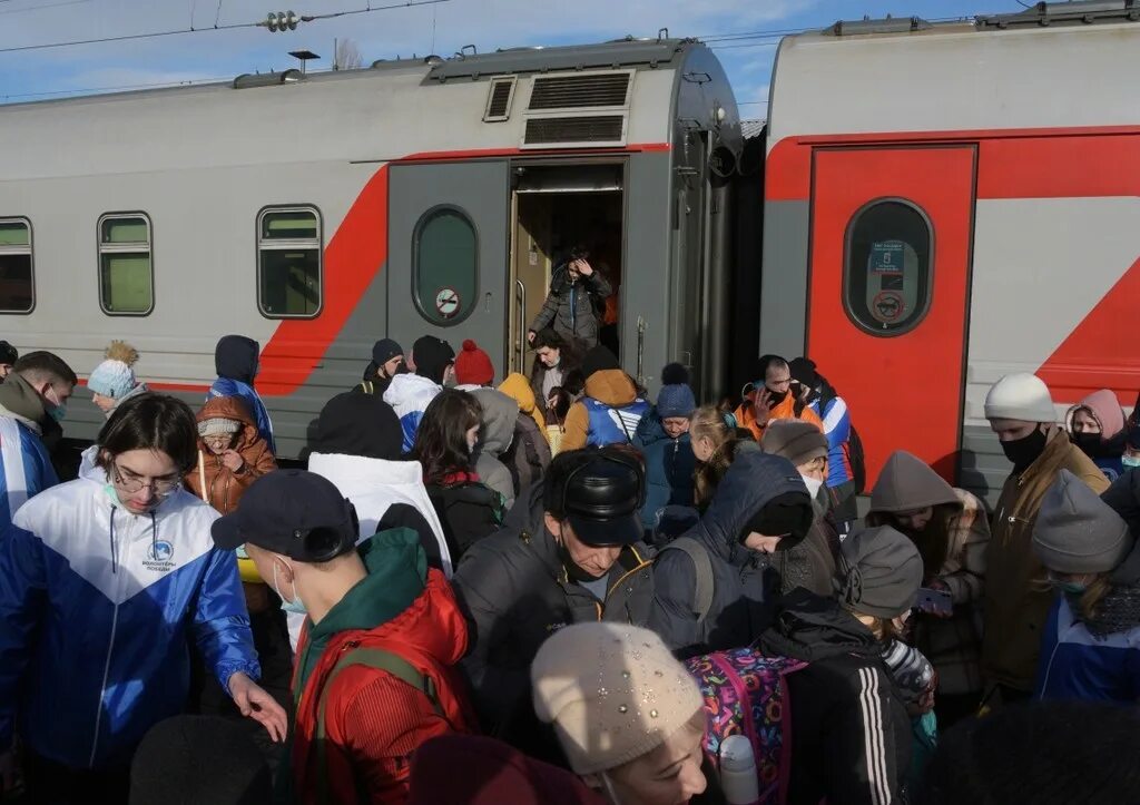 Беженцы с Донбасса. Поезд с беженцами. Беженцы из Украины. Беженцы из Украины в поезде.