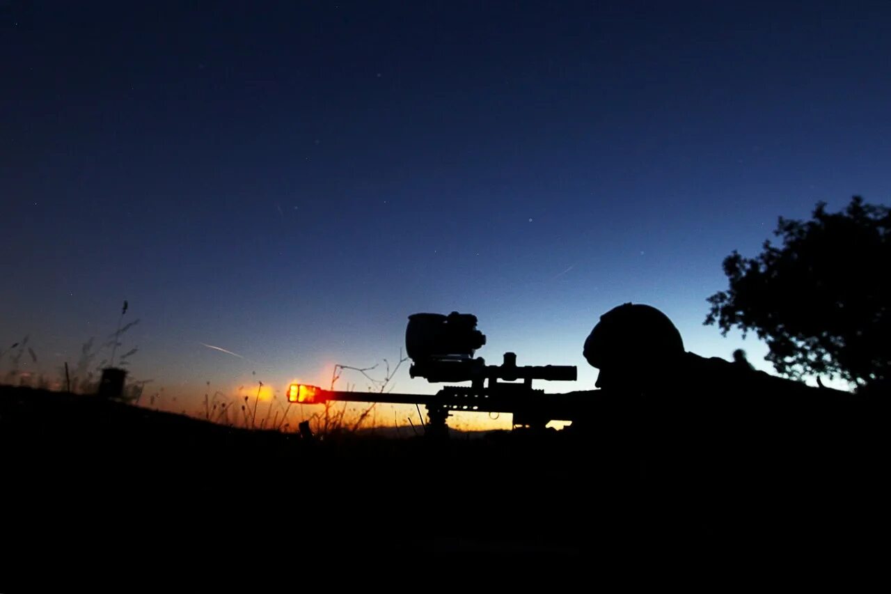 ночные стрельбы в армии. ночные стрельбы трассерами. война ночью. ночная засада. сталкер снайпер маскировочный камуфляж.