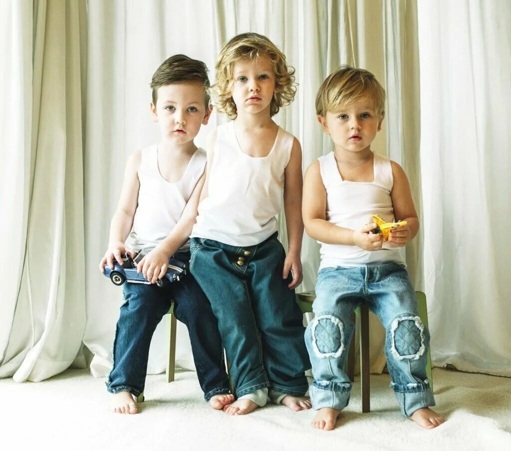 Картинка 3 мальчика. Дети в джинсах. Много мальчиков. Три мальчика. Дети 2 мальчика и 2 девочки.