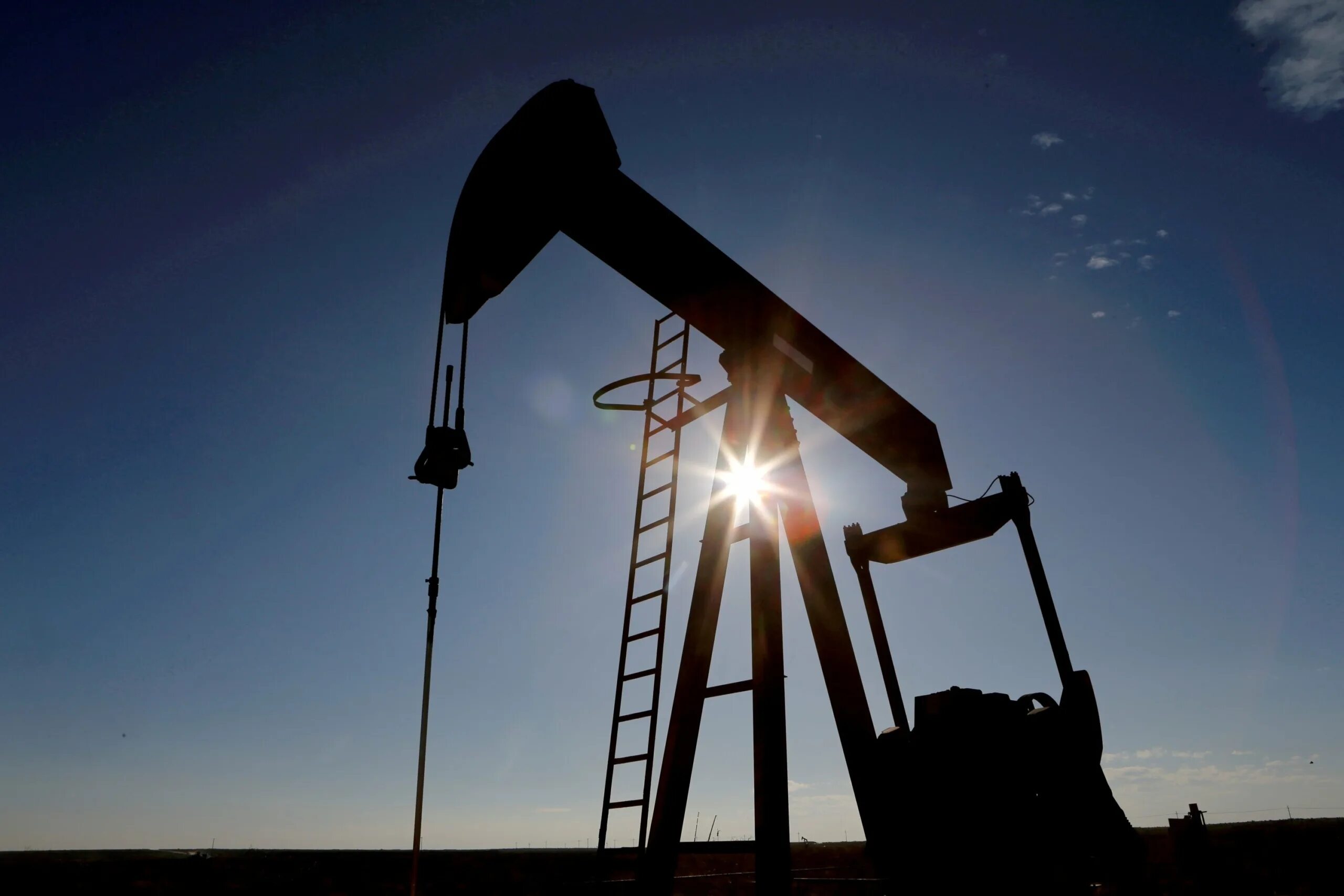 Нефть в чистом виде. Нефть марки urals. добыча нефти. нефтяная вышка. добыча нефти в казахстане.