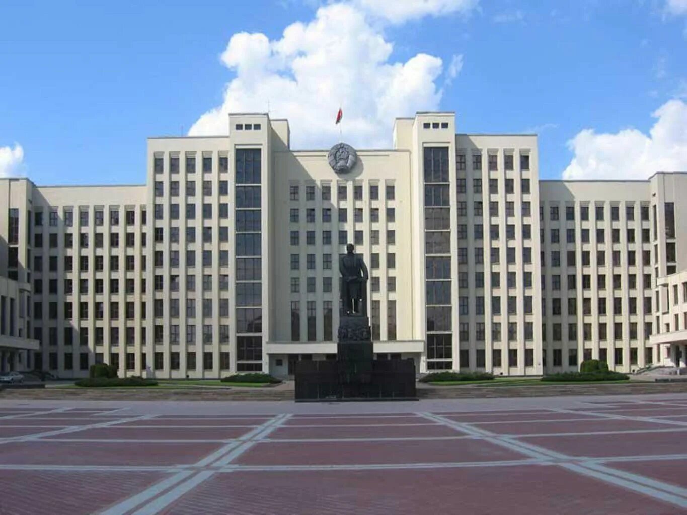 Здание совета министров рб. Дом правительства республики беларусь. Министерства рб минск. Здание правительства беларуси. Белоруссия минск правительство дом.