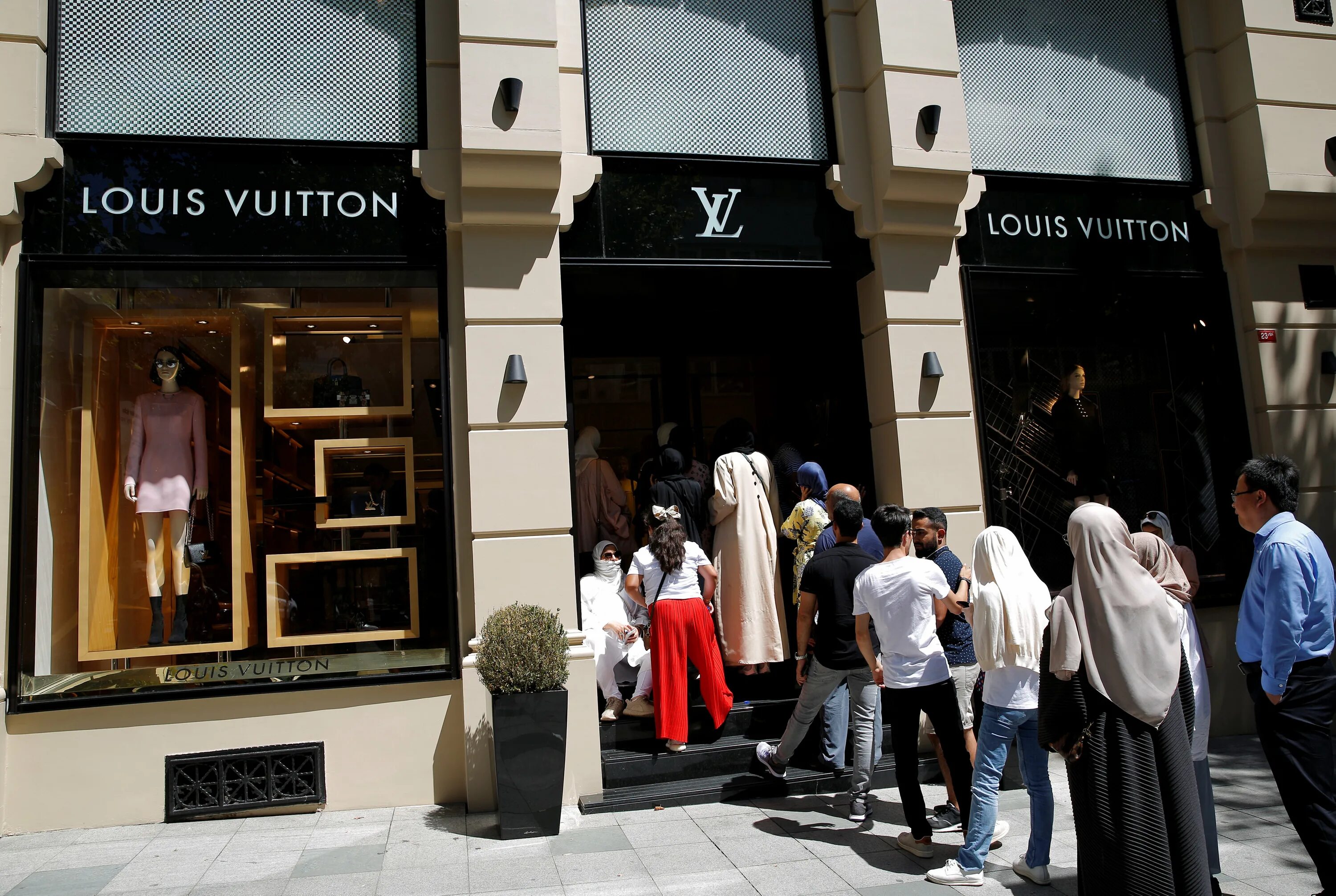Louis turkey. Луи Виттон бутик в Стамбуле. Магазин Louis Vuitton в Стамбуле. Луи Виттон Стамбул Нишанташи. Магазин Луи вьютон в Турции.