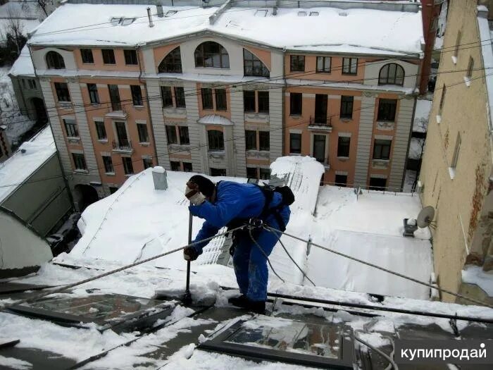 Очистка зданий от снега и наледи. Очистка кровли от сосулек. уборка снега с кровли. чистка крыш от снега и наледи.