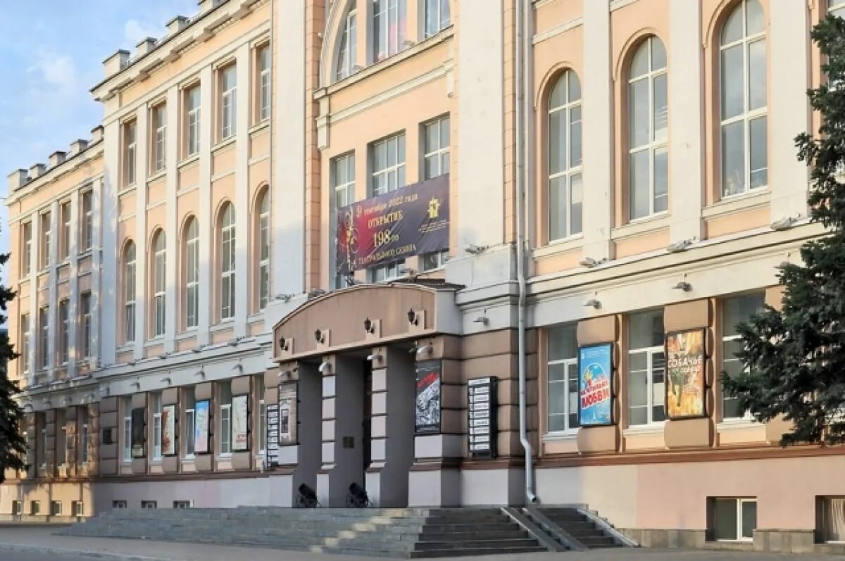 Театральная 6 новочеркасск. Театральная 6 новочеркасск фото. Театральная 6 новочеркасск. Донской казачий театр новочеркасск. Новочеркасск театр комиссаржевской зал.