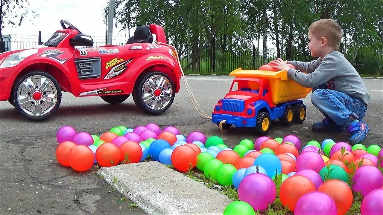 Видео машинка едет. Машина с шариками. Разноцветные шарики с машинками. Детская машинка с шариками. Полная машина шариков.