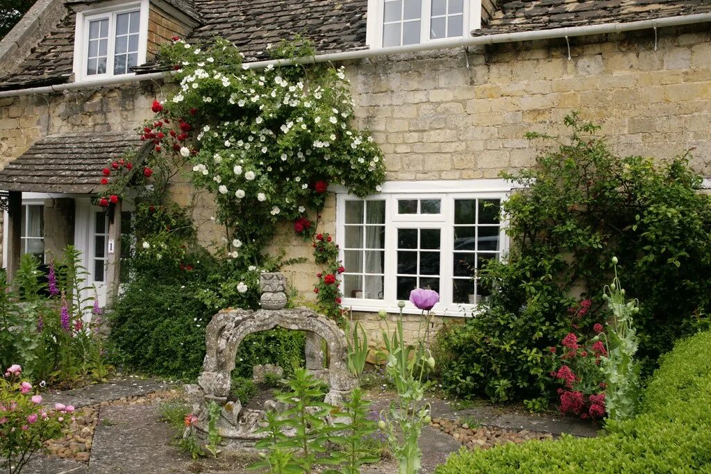 Www village. Плетистые розы сады Англии. Английские домики с садом каменный Джейн Остен. Палисадники в Англии фэнтези. Палисадники в Англии арт.