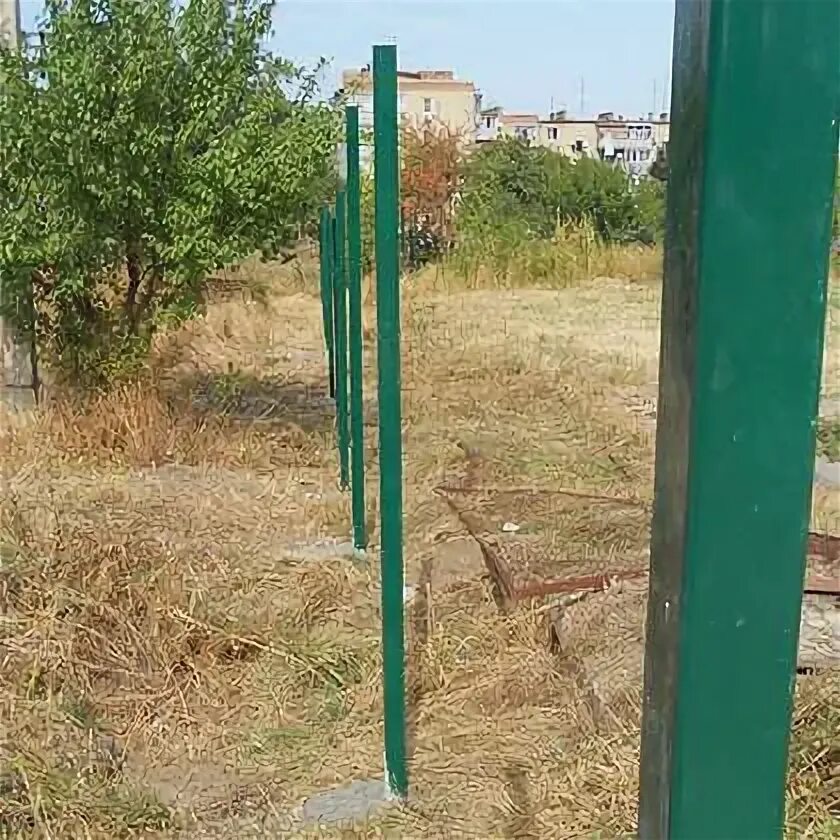Столбы через 3 метра. Столб 3 метра цинк полимер. столбы для 3д сетки. столб металлический для забора окрашенный. проф столбы.