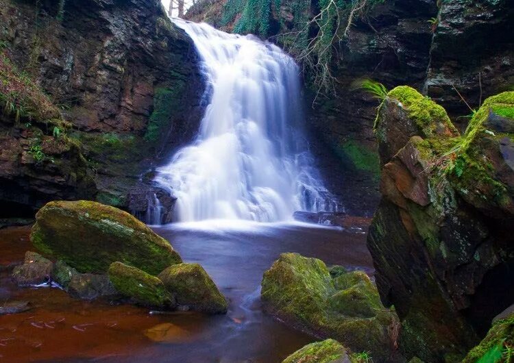 Водопад на длинной выдержке. Водопад кэмерон канада. Водопад секумпул и озеро. Водопад с большой выдержкой. Апшеронск ниагарский водопад.