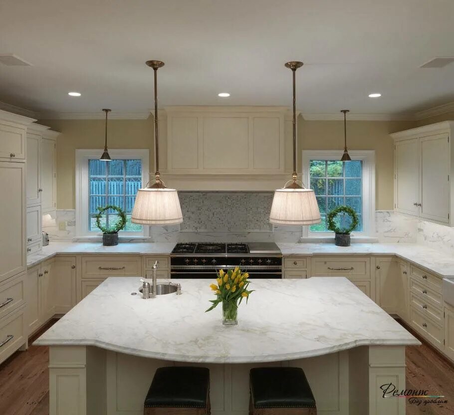 Интерьер кухни с 2 окнами. Планировка кухни с большим окном. Интерьер кухни в частном доме. Планировка большой кухни. Кухня с двумя окнами дизайн.