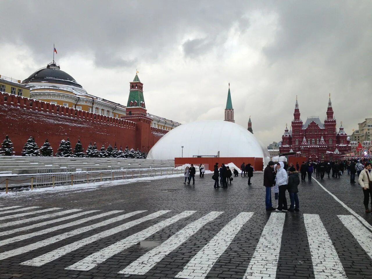 Красная площадь внутри. Ленин на красной площади в мавзолее. Мавзолей на красной площади в Москве. Мавзолей Ленина внутри на красной площади.