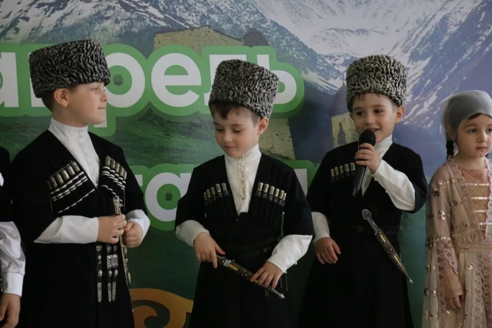 Чеченские дети. Чечня праздник. Чеченский язык фото. Садик дики Грозный.