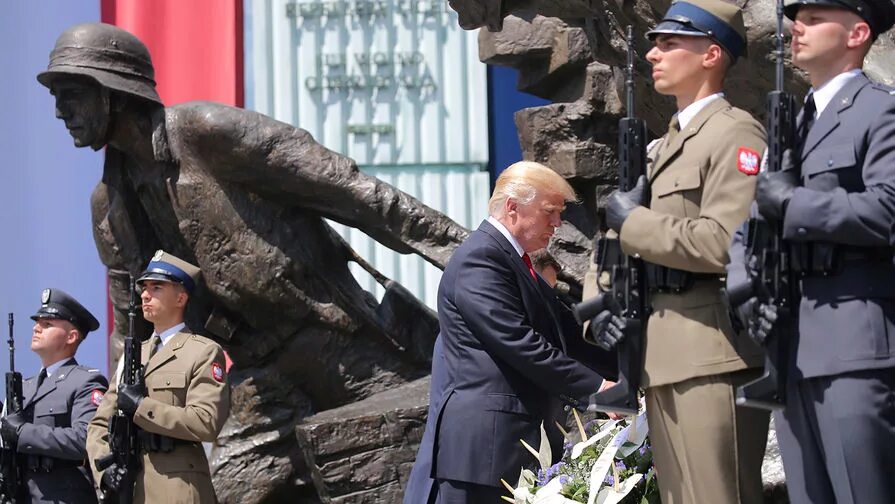Речь в варшаве. Варшавская речь трампа. место выступления президента в варшаве. парень возлагает цветы в варшаве видео.