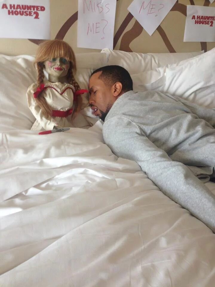 Дом с паранормальными явлениями 2 фильм 2014. Дом с паранормальными явлениями кукла. Дом с паранормальными явлениями кукла. Марлон уэйанс дом с паранормальными явлениями 2. Дом с паранормальными явлениями 2 аннабель.