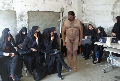 Eine muslimische Frau in einer Burka gibt einen Blowjob wie eine echte Prostitui