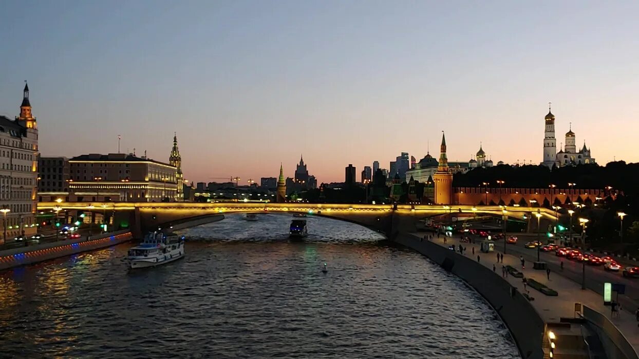 По реке до парка зарядье. Парк зарядье парящий мост. парящий мост в москве в парке зарядье. смотровая площадка над москвой рекой парк зарядье. вид с парящего моста.