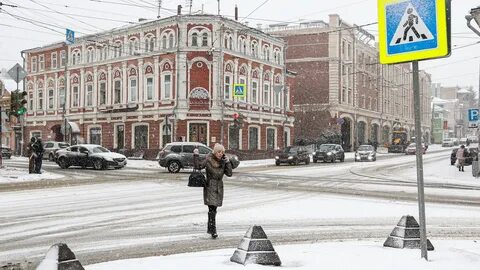 Вдоль улицы стоят восемь домов