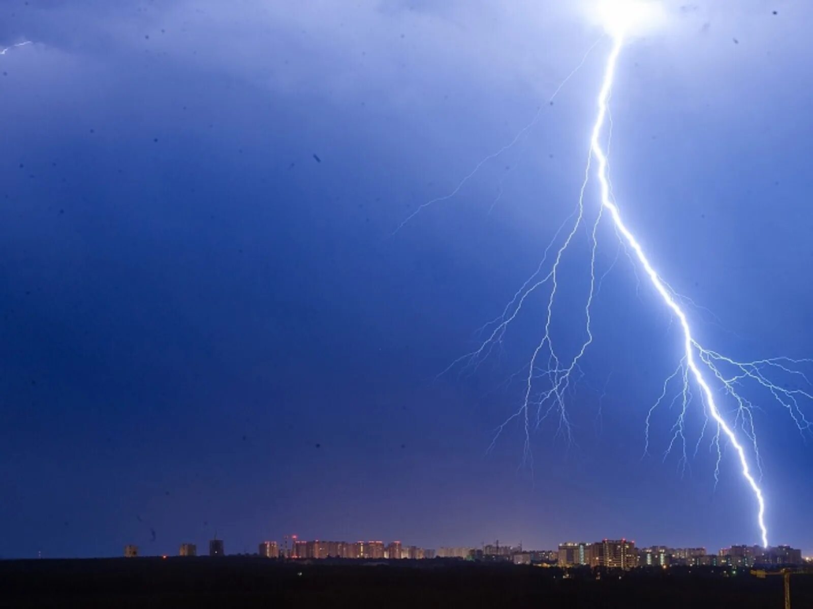 Природа с грозой. Гроза и дождь. Полыхала молния. Грохочет гром. Полыхала молния.