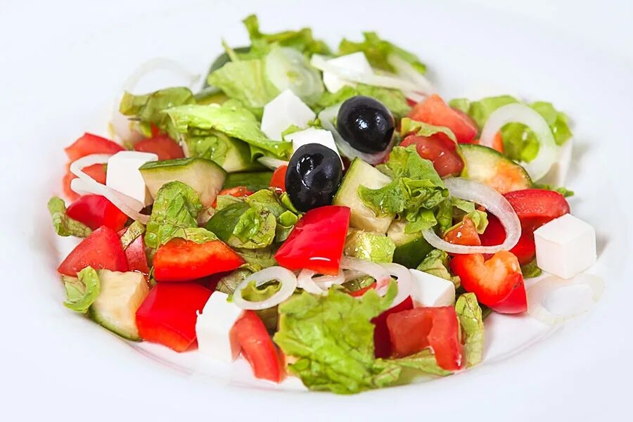 Что добавить в свежий салат. Салат из огурцов и помидоров. Салат. Салат свежий. Салат из овощей.