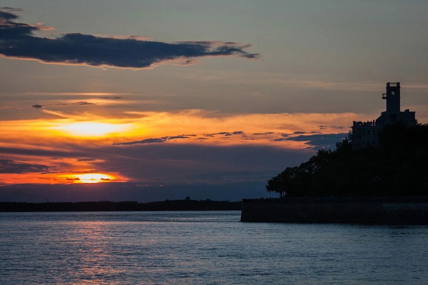 Река амур хабаровск вода. Река амур утес хабаровск. ночной утес хабаровск. набережная реки амур хабаровск. река амур хабаровск картинки.