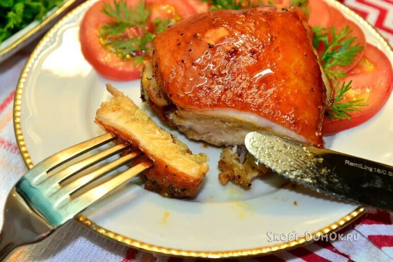 Бедра запеченные в духовке. Бедро в духовке с корочкой. Куриные бёдрышки в духовке с корочкой. Куриные бедрышки запеченные с хрустящей корочкой.