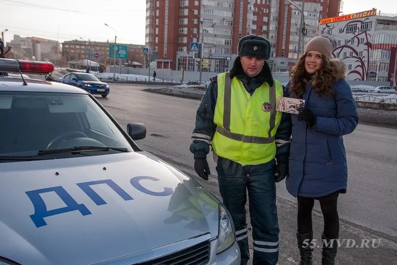 Телефон гаи омск. Инспектор ГАИ Омск. Инспекторы ГИБДД Омск. Инспектор ГАИ девушка. Инспектор ГИБДД Омск Микаевский.