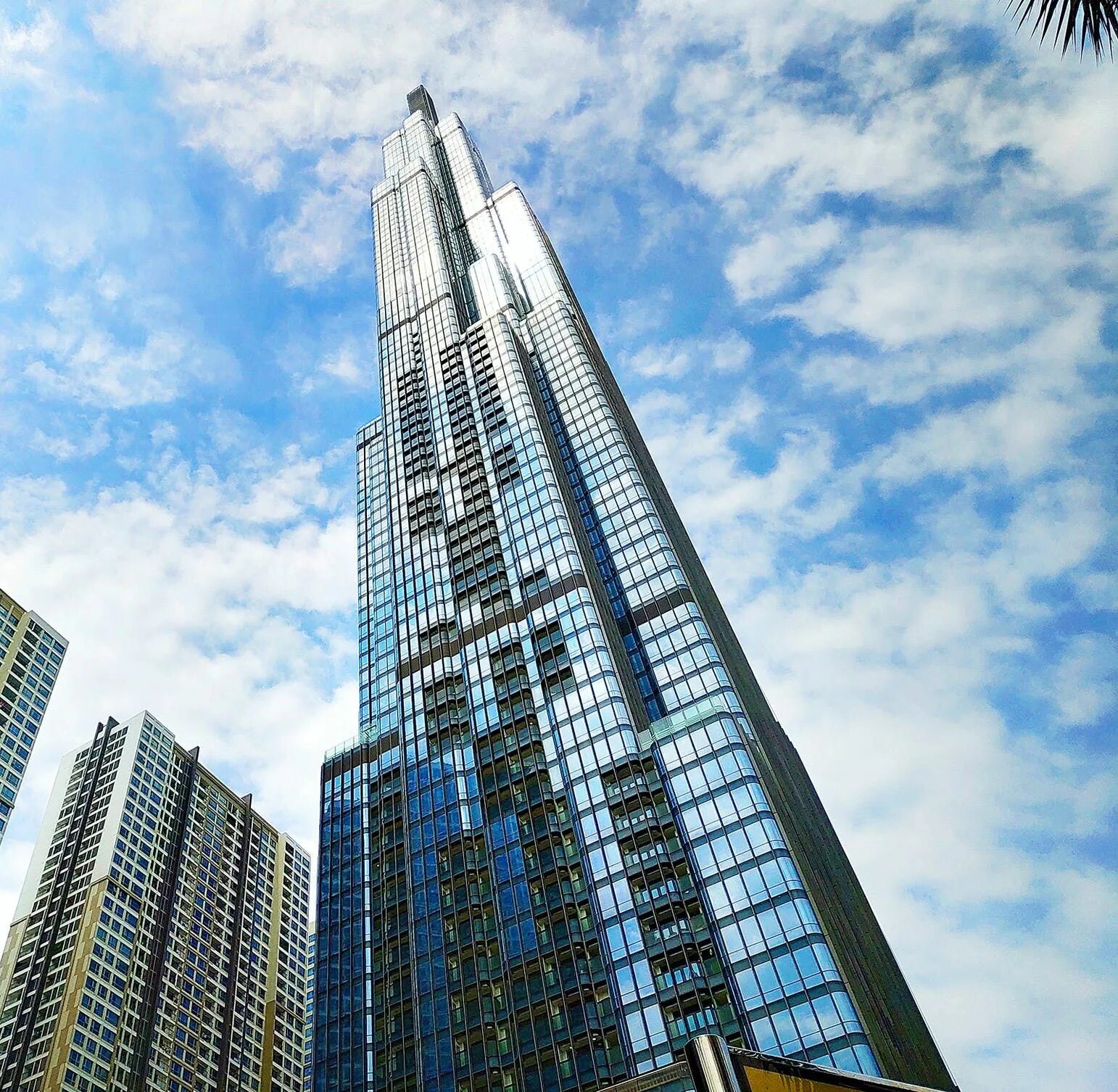 Список небоскребов. Небоскреб landmark 81. Самые крутые небоскребы. Самый тонкий небоскреб в мире. Коллинс-Тауэр.