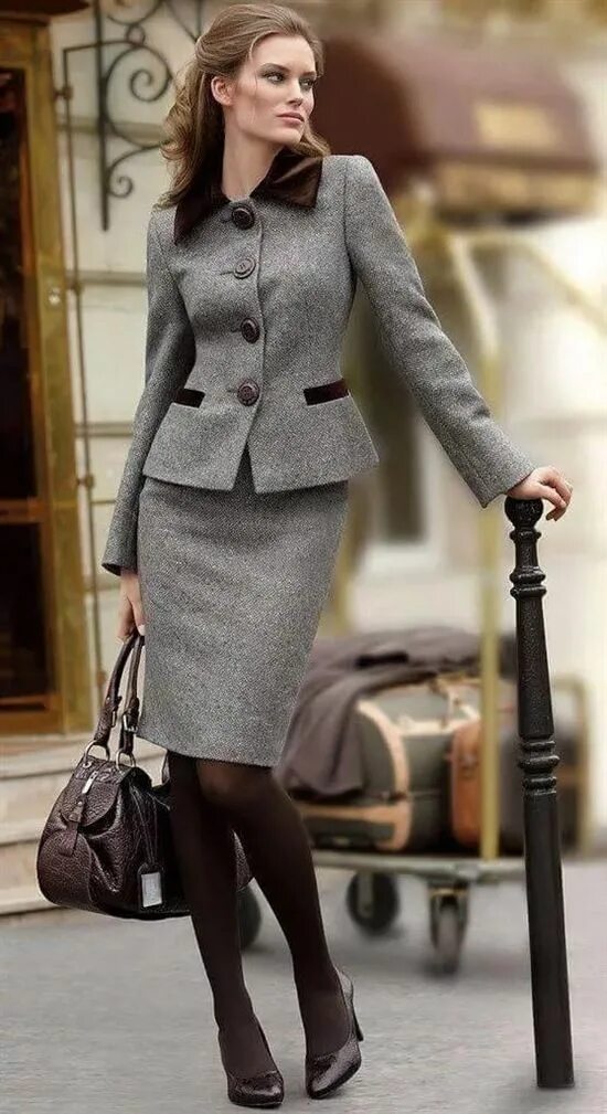 Серый костюм с юбкой. Классический стиль одежды. Элегантная одежда для женщин. Элегантный классический стиль. Английский стиль в одежде для женщин.
