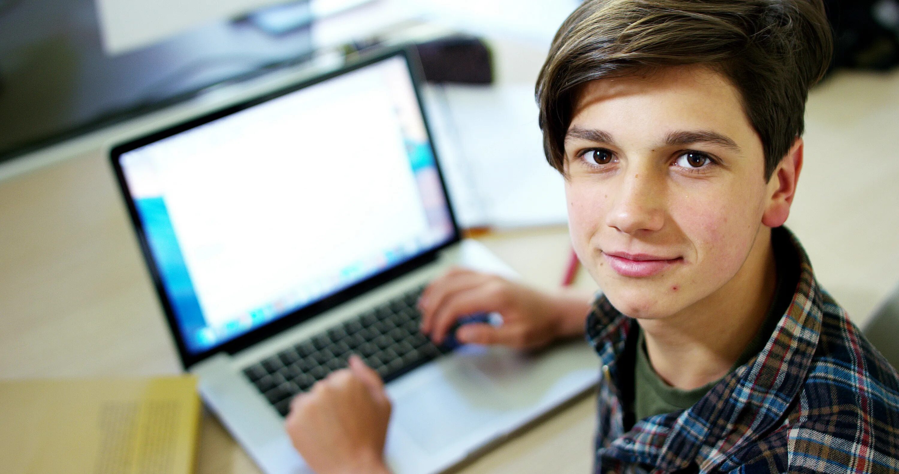 Картинка мальчик студент. Внешний вид студента юноши фото. High School student boy. Student boy and Computer. The boys are students