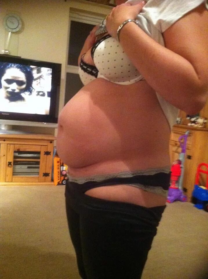 Животы беременных тройняшки. Женщина с большим пузом. Живот у беременных по неделям у полненьких. Полные беременные женщины. Полная беременная женщина.