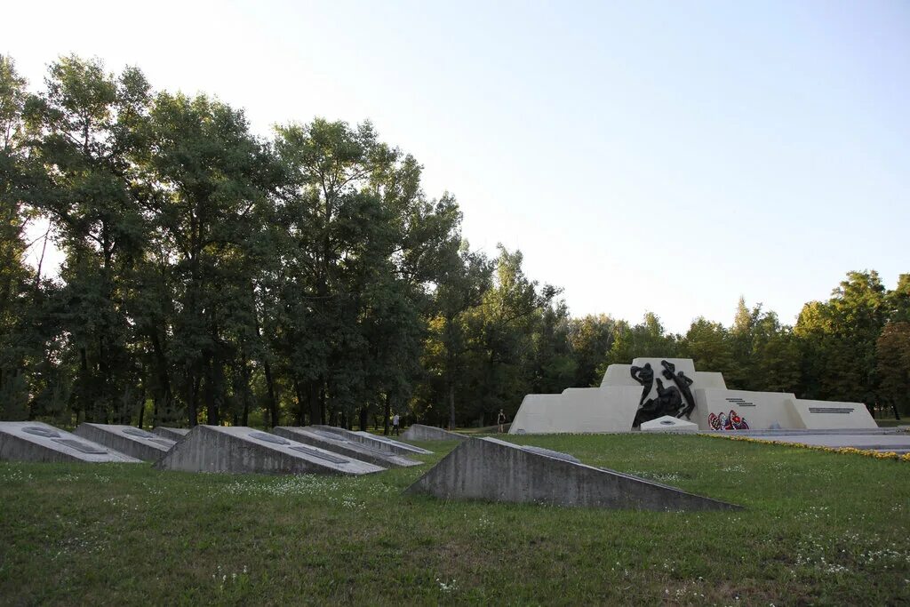 Парк памяти Белгород. Мемориал в парке Гагарина Белгород. Парк Гагарина Белгород Обелиск. Парк памяти белгород где находится