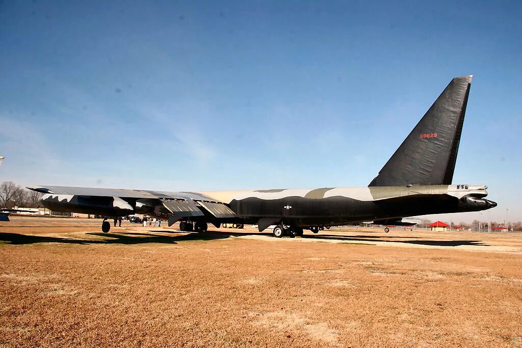 B 52 d. Boeing b-52d. Boeing b-52 stratofortress. B 52 d. B52 старые фото.